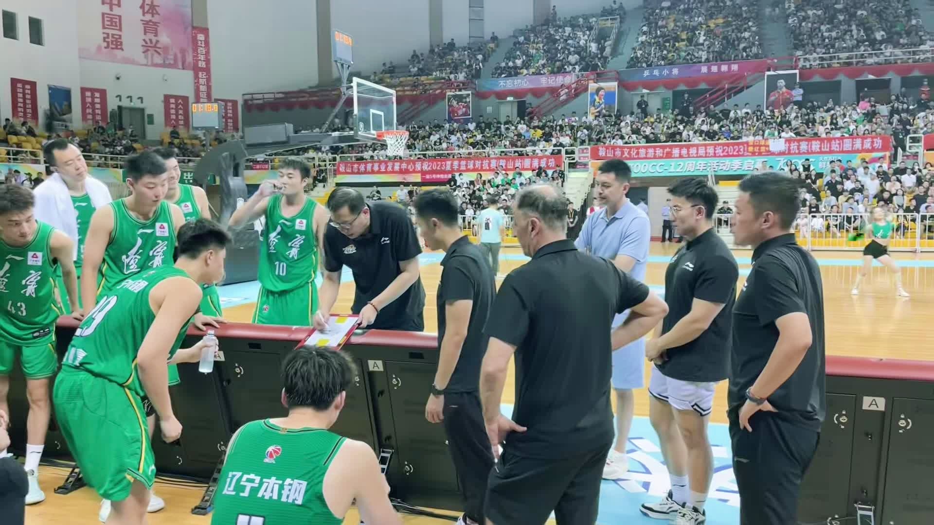 篮球爱好者组织线上球迷活动，交流篮球心得